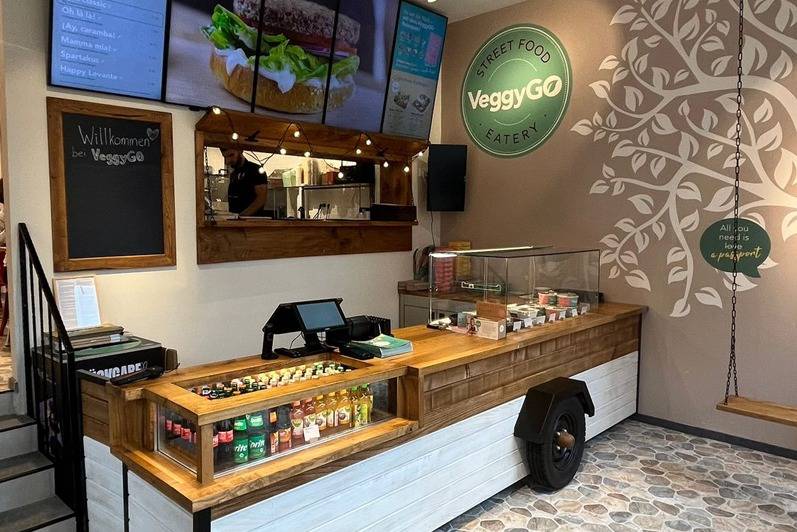منضدة خدمة مصنعة حسب الطلب لـ VeggyGO Street Food Eatery
